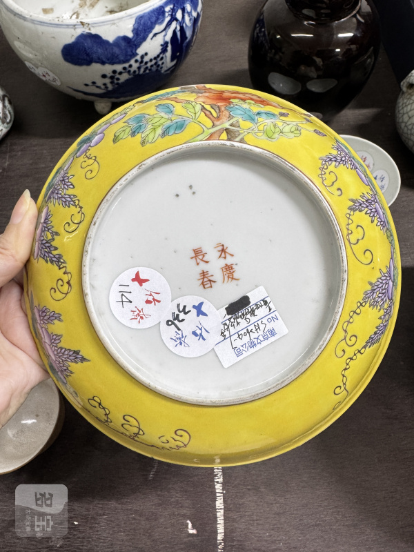 清 黄地粉彩花鸟纹盘 - 图11